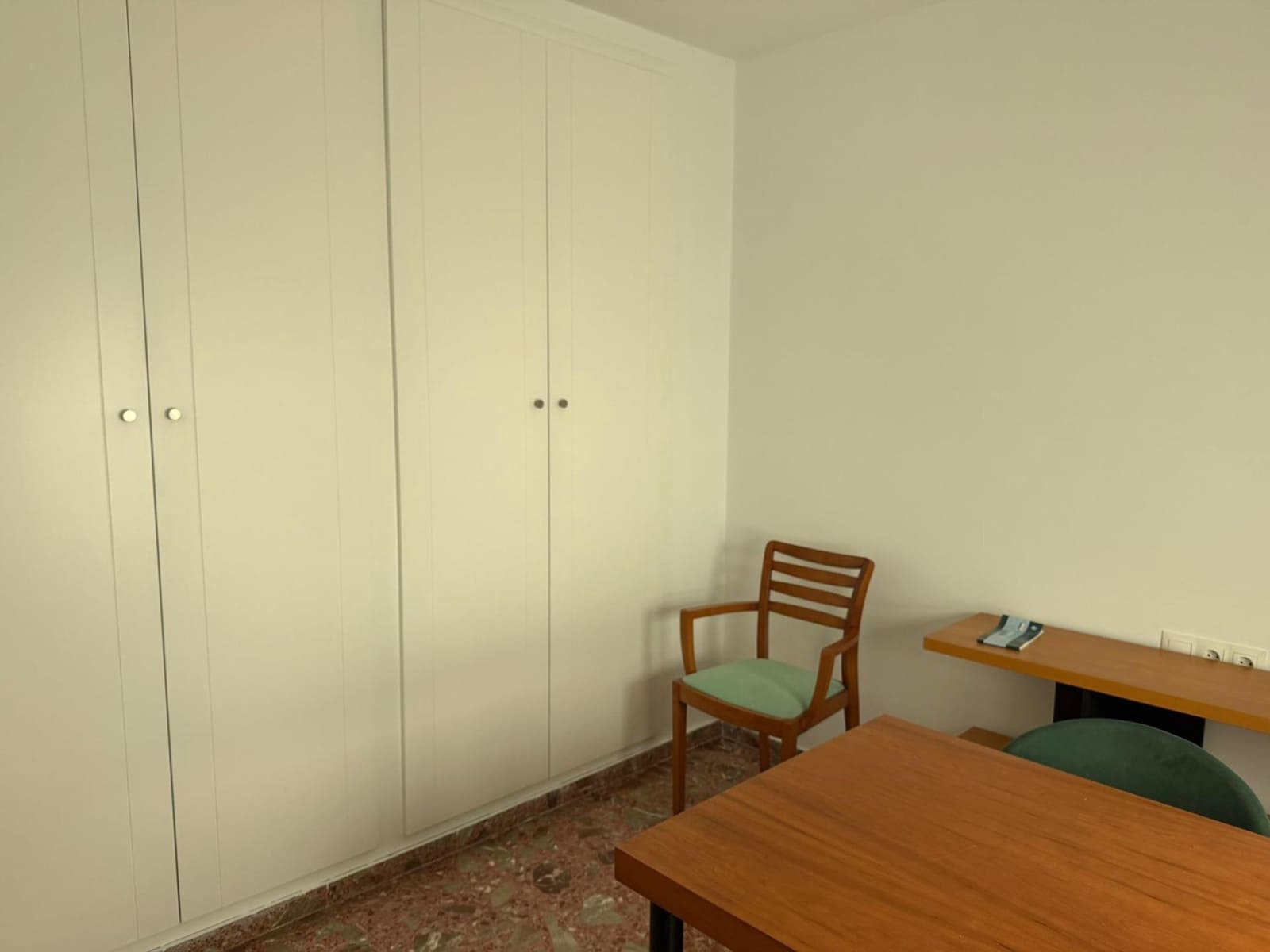 4 bedroom Flat for rent in Oliva with garage - € 900 (Ref: 9527816)