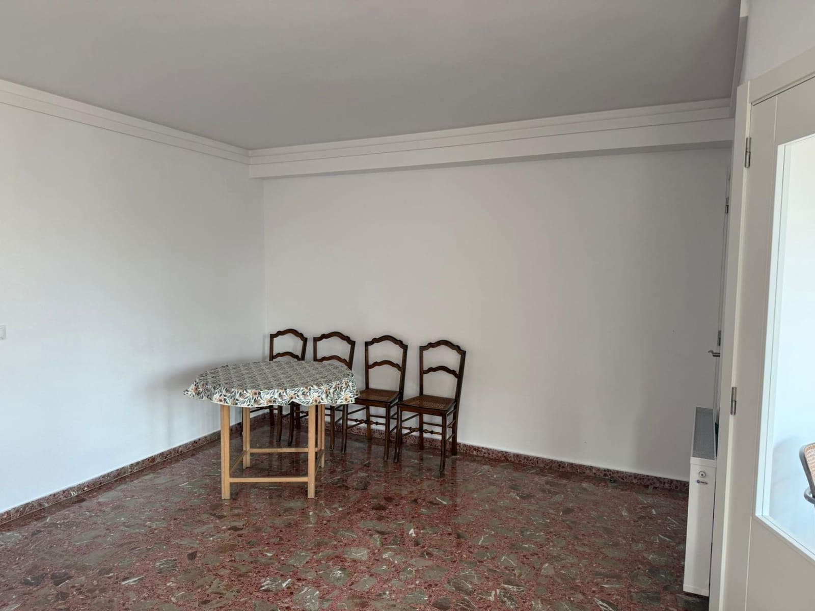 4 bedroom Flat for rent in Oliva with garage - € 900 (Ref: 9527816)