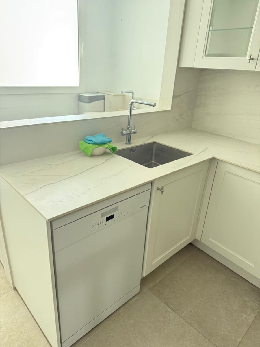 4 bedroom Flat for rent in Oliva with garage - € 900 (Ref: 9527816)