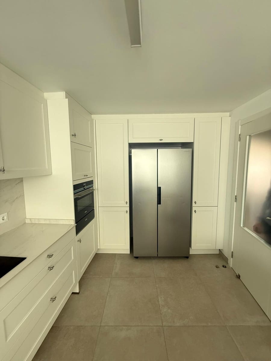 4 bedroom Flat for rent in Oliva with garage - € 900 (Ref: 9527816)