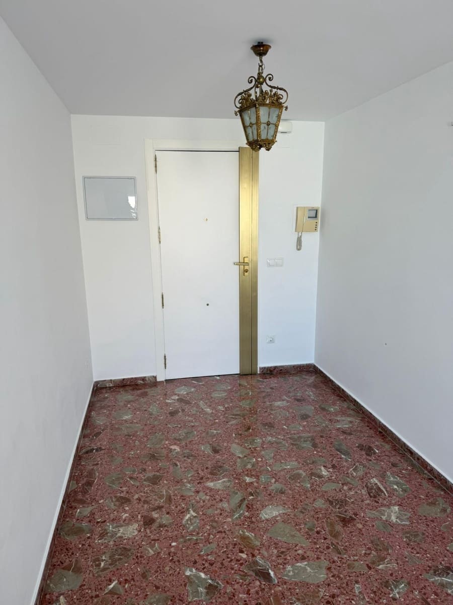 4 bedroom Flat for rent in Oliva with garage - € 900 (Ref: 9527816)