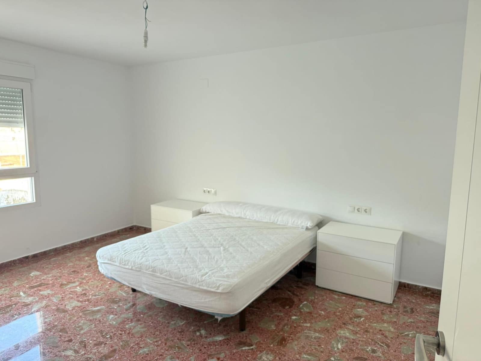 4 bedroom Flat for rent in Oliva with garage - € 900 (Ref: 9527816)