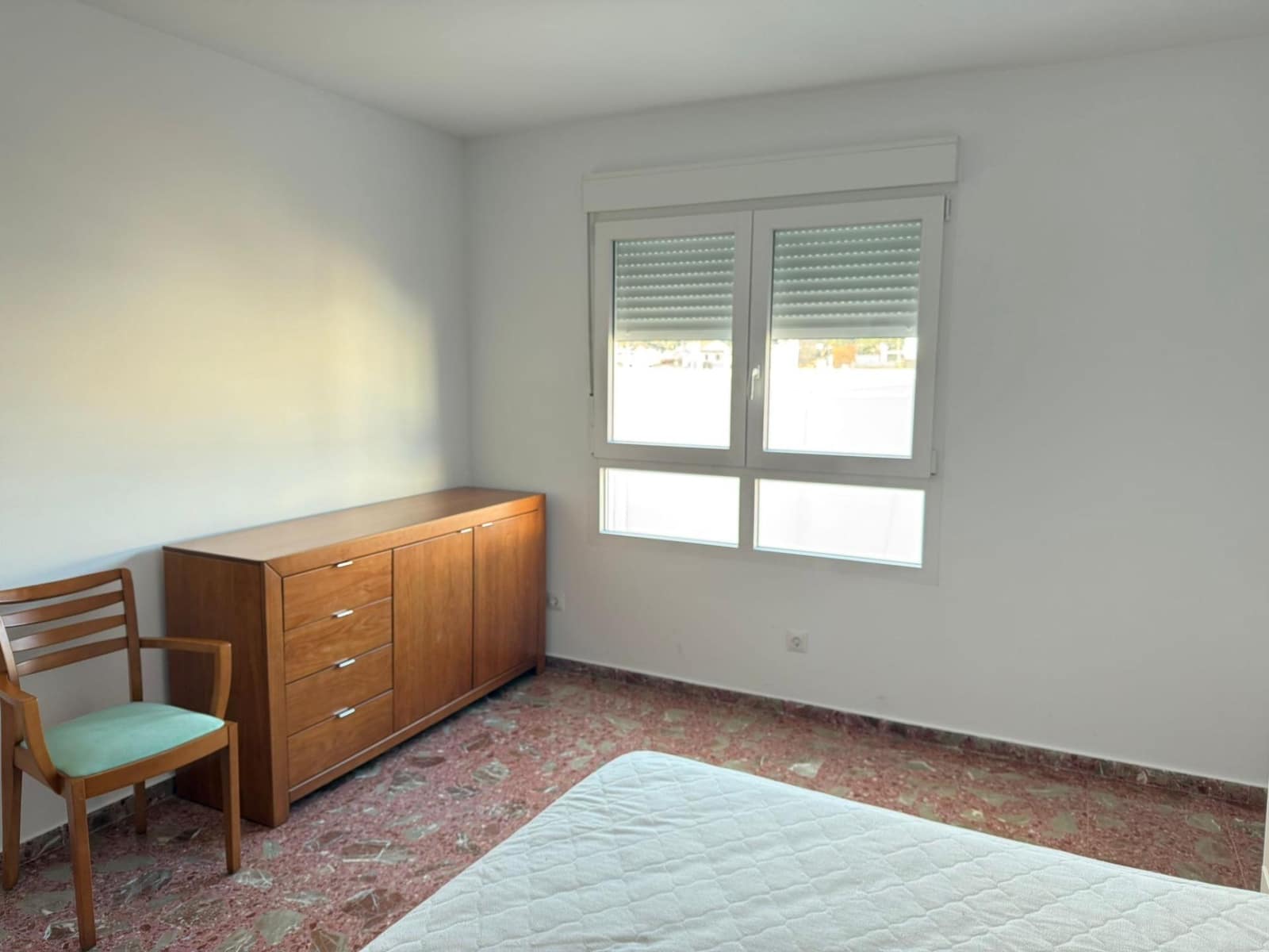 4 bedroom Flat for rent in Oliva with garage - € 900 (Ref: 9527816)