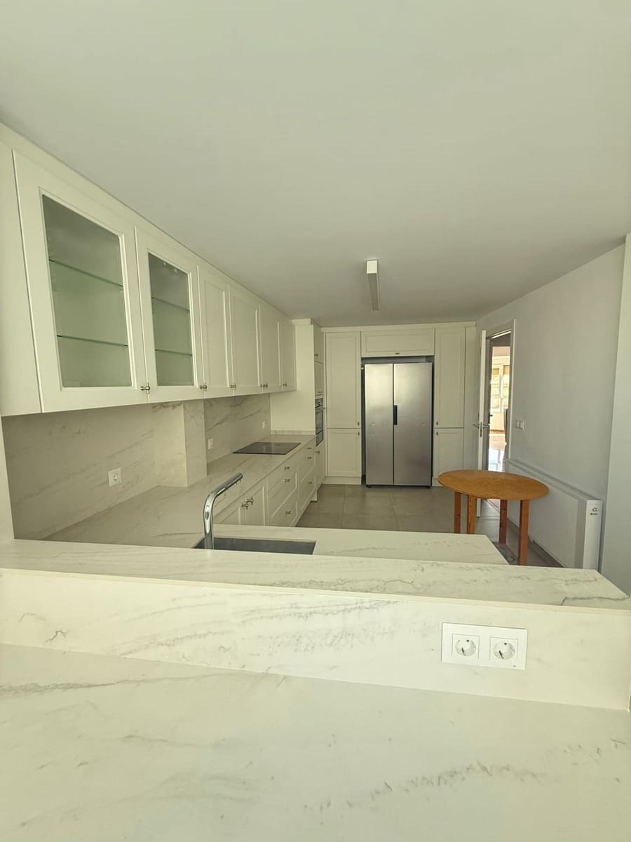 4 bedroom Flat for rent in Oliva with garage - € 850 (Ref: 9527816)