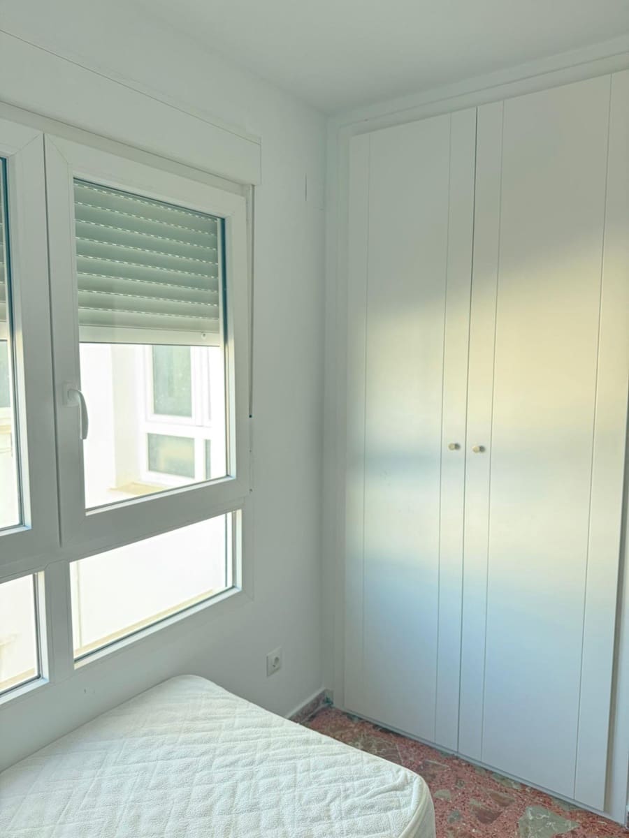 4 bedroom Flat for rent in Oliva with garage - € 850 (Ref: 9527816)