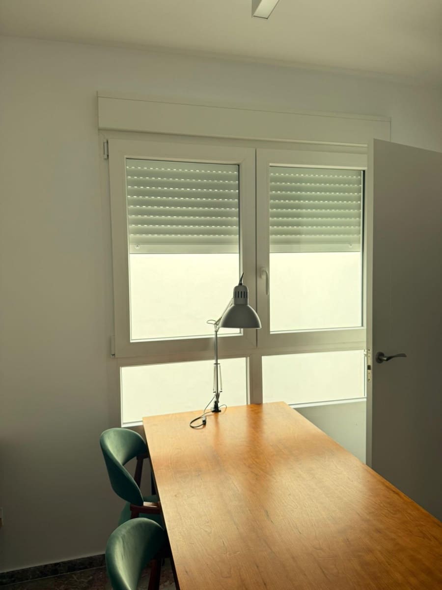 4 bedroom Flat for rent in Oliva with garage - € 850 (Ref: 9527816)