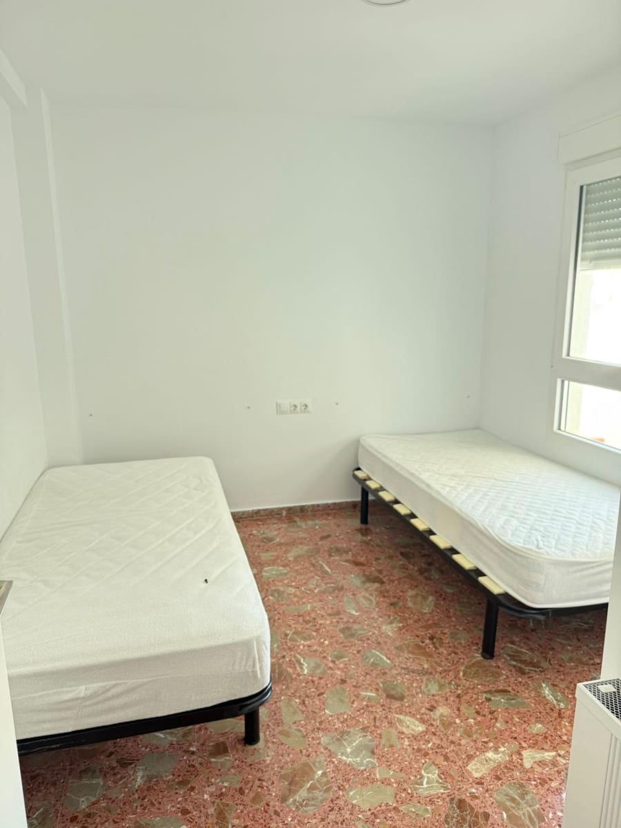 4 bedroom Flat for rent in Oliva with garage - € 850 (Ref: 9527816)