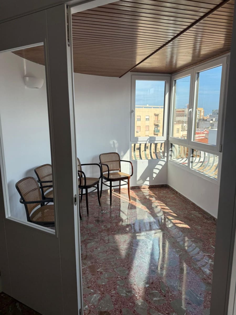 4 bedroom Flat for rent in Oliva with garage - € 850 (Ref: 9527816)