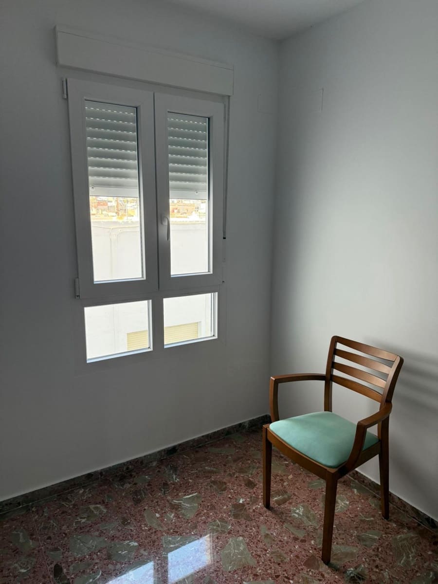 4 bedroom Flat for rent in Oliva with garage - € 850 (Ref: 9527816)