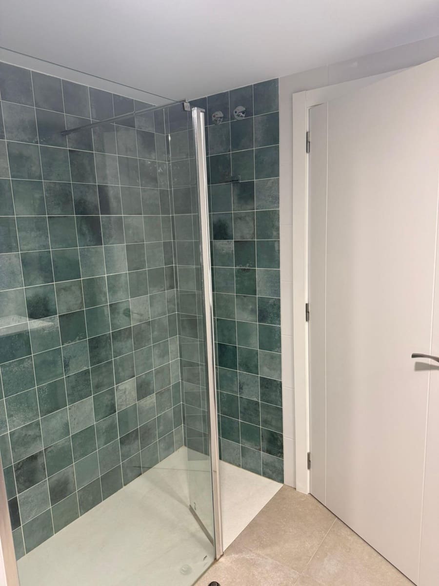 4 bedroom Flat for rent in Oliva with garage - € 850 (Ref: 9527816)