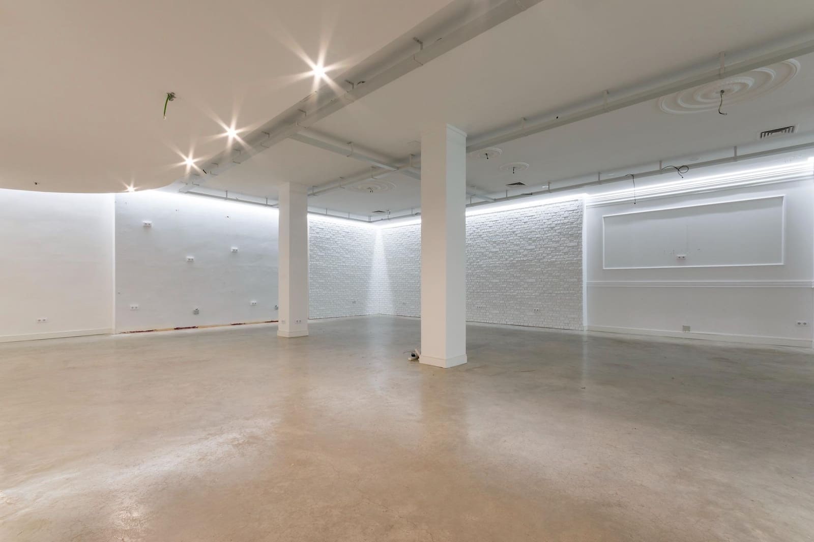 Kaupallinen myytävänä paikassa Oliva - 280 000 € (Ref: 9555993)