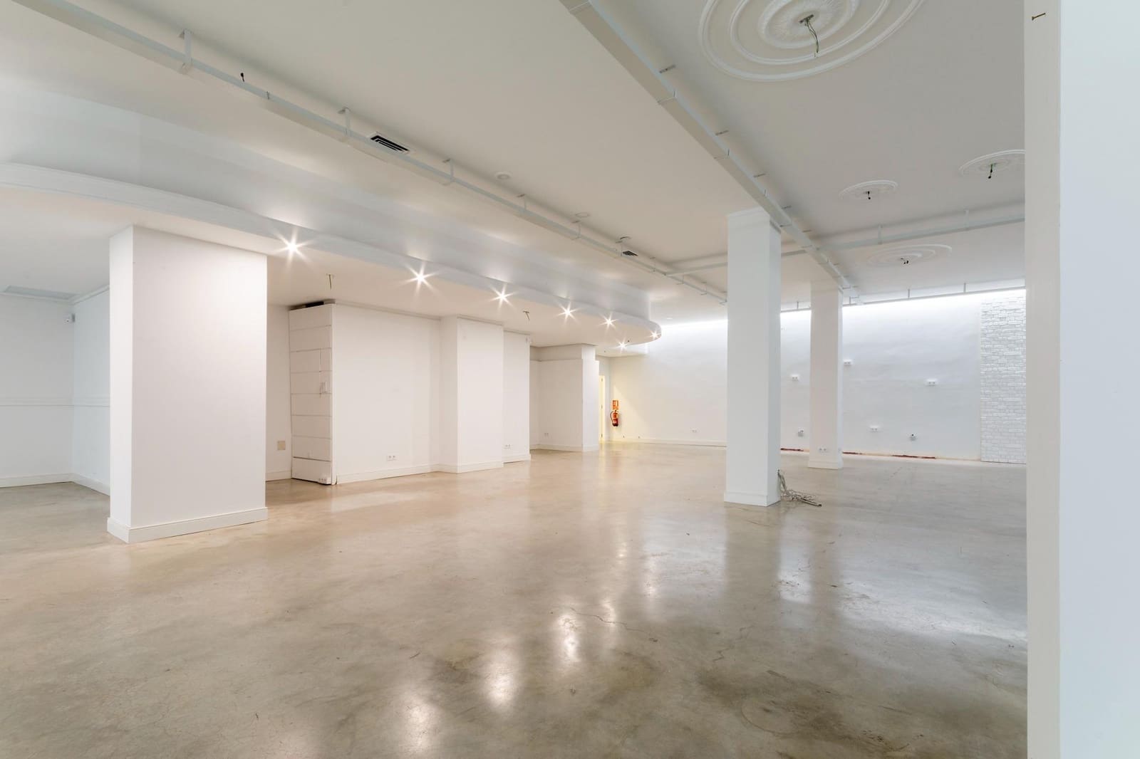 Kaupallinen myytävänä paikassa Oliva - 280 000 € (Ref: 9555993)