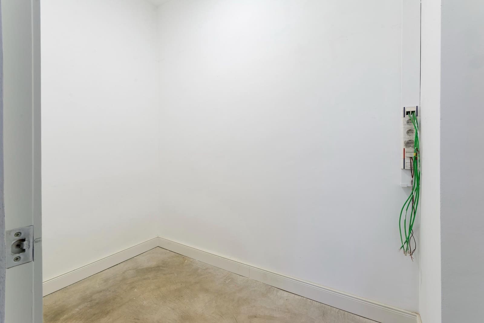 Kaupallinen myytävänä paikassa Oliva - 280 000 € (Ref: 9555993)