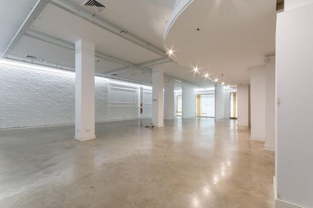 Kaupallinen myytävänä paikassa Oliva - 280 000 € (Ref: 9555993)