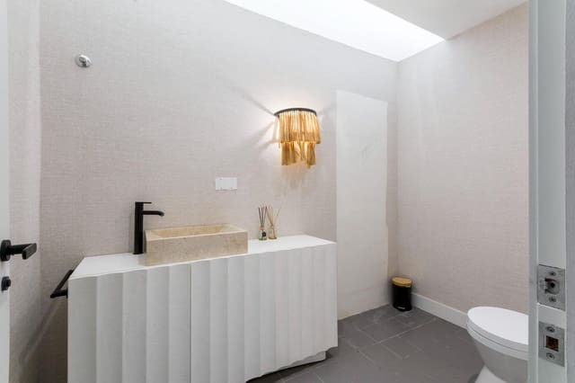 Kaupallinen myytävänä paikassa Oliva - 280 000 € (Ref: 9555993)