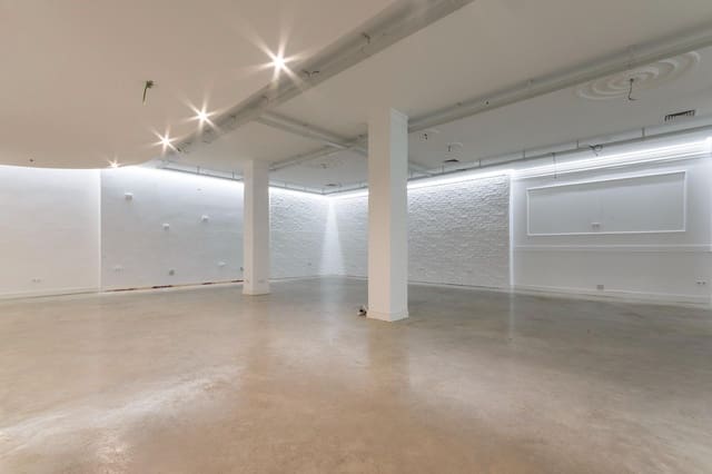 Kaupallinen myytävänä paikassa Oliva - 280 000 € (Ref: 9555993)