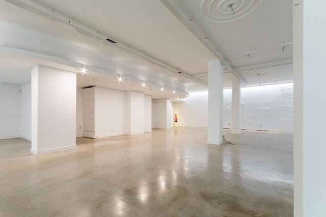 Kaupallinen myytävänä paikassa Oliva - 280 000 € (Ref: 9555993)