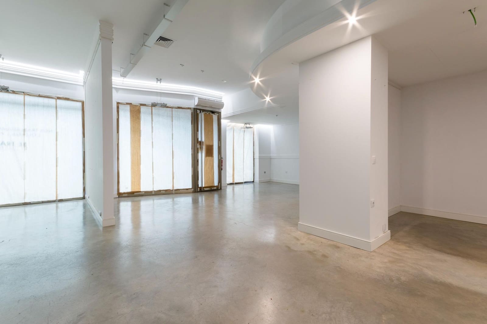 Kaupallinen myytävänä paikassa Oliva - 280 000 € (Ref: 9555993)