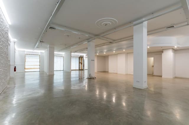 Kaupallinen myytävänä paikassa Oliva - 280 000 € (Ref: 9555993)