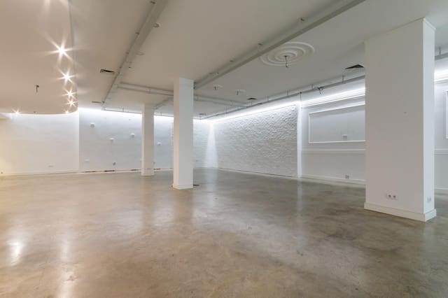 Kaupallinen myytävänä paikassa Oliva - 280 000 € (Ref: 9555993)