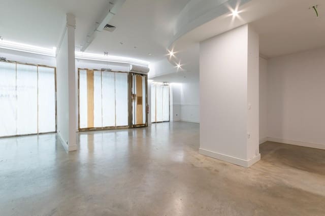 Kaupallinen myytävänä paikassa Oliva - 280 000 € (Ref: 9555993)