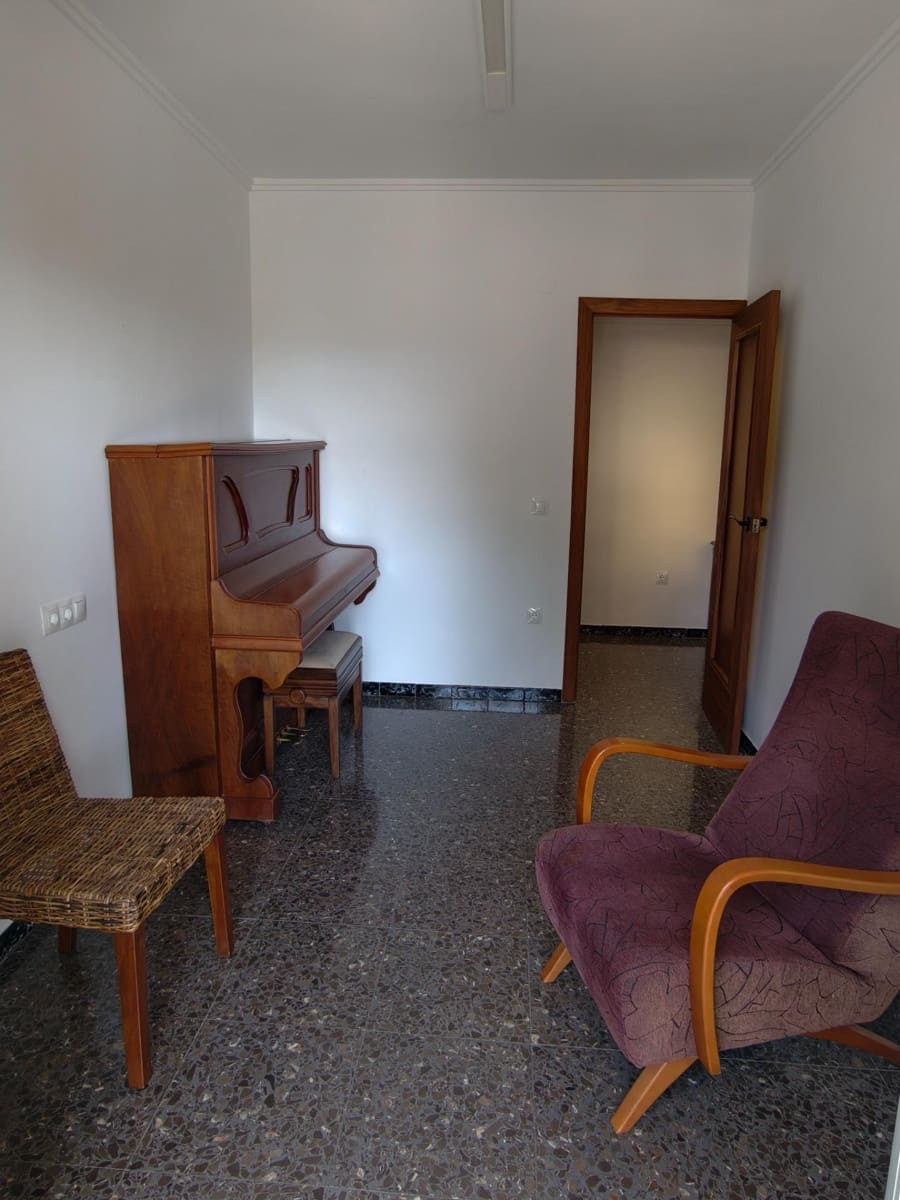 3 bedroom Flat for rent in Gandia - € 700 (Ref: 9843621)