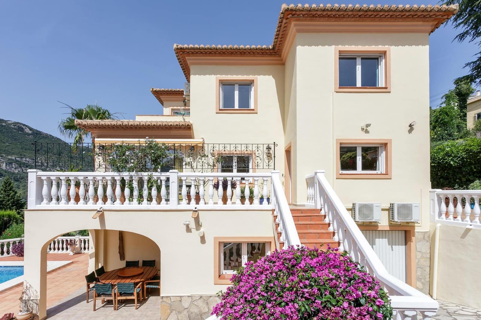 6 sypialnia Willa na sprzedaż w La Drova z basenem garażem - 565 000 € (Ref: 9940077)