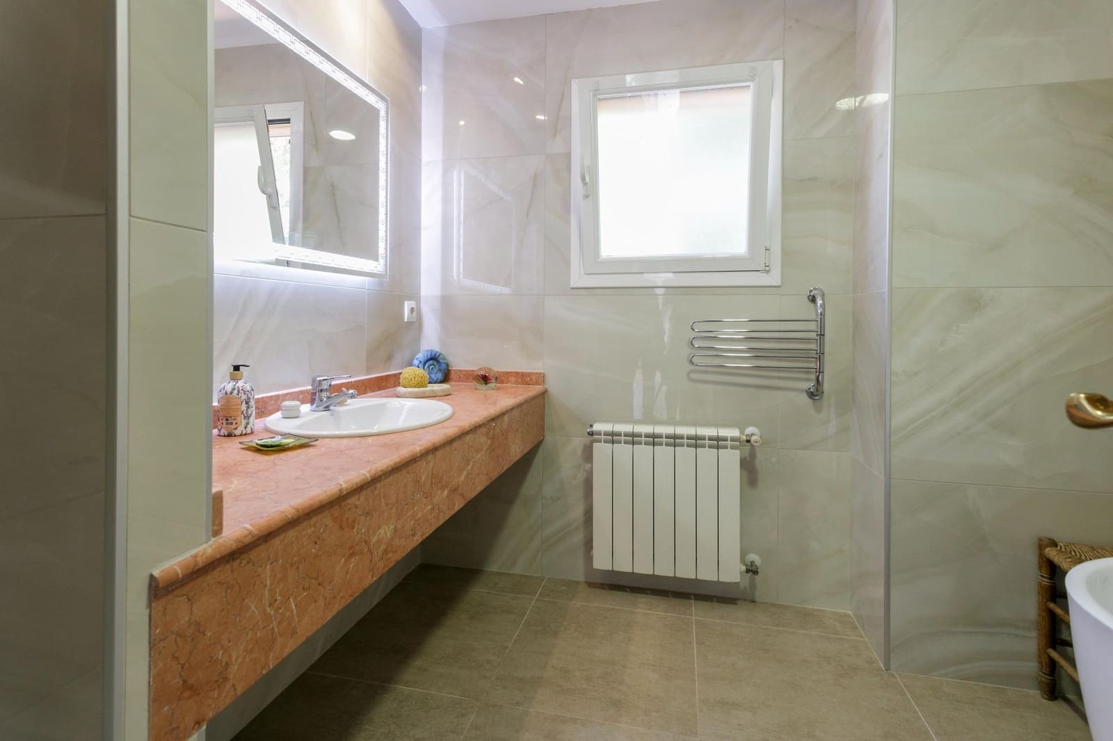 6 sypialnia Willa na sprzedaż w La Drova z basenem garażem - 565 000 € (Ref: 9940077)