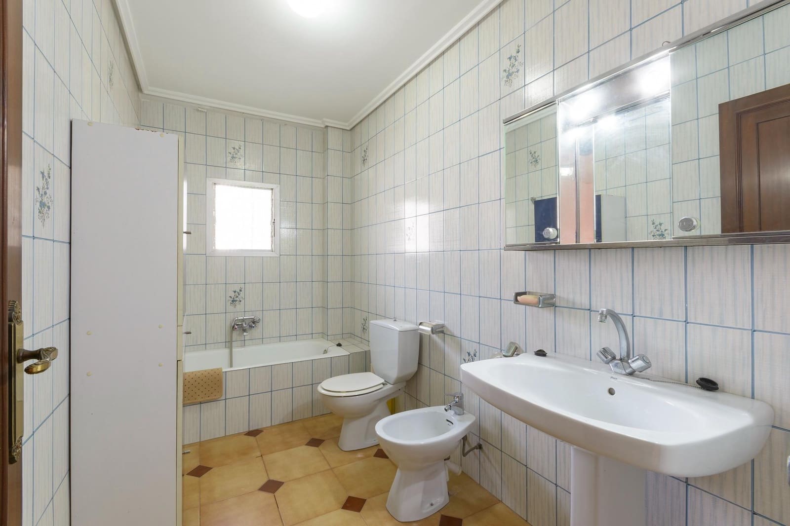 4 bedroom Townhouse for sale in Palma de Gandia with garage - € 225,000 (Ref: 9965385)