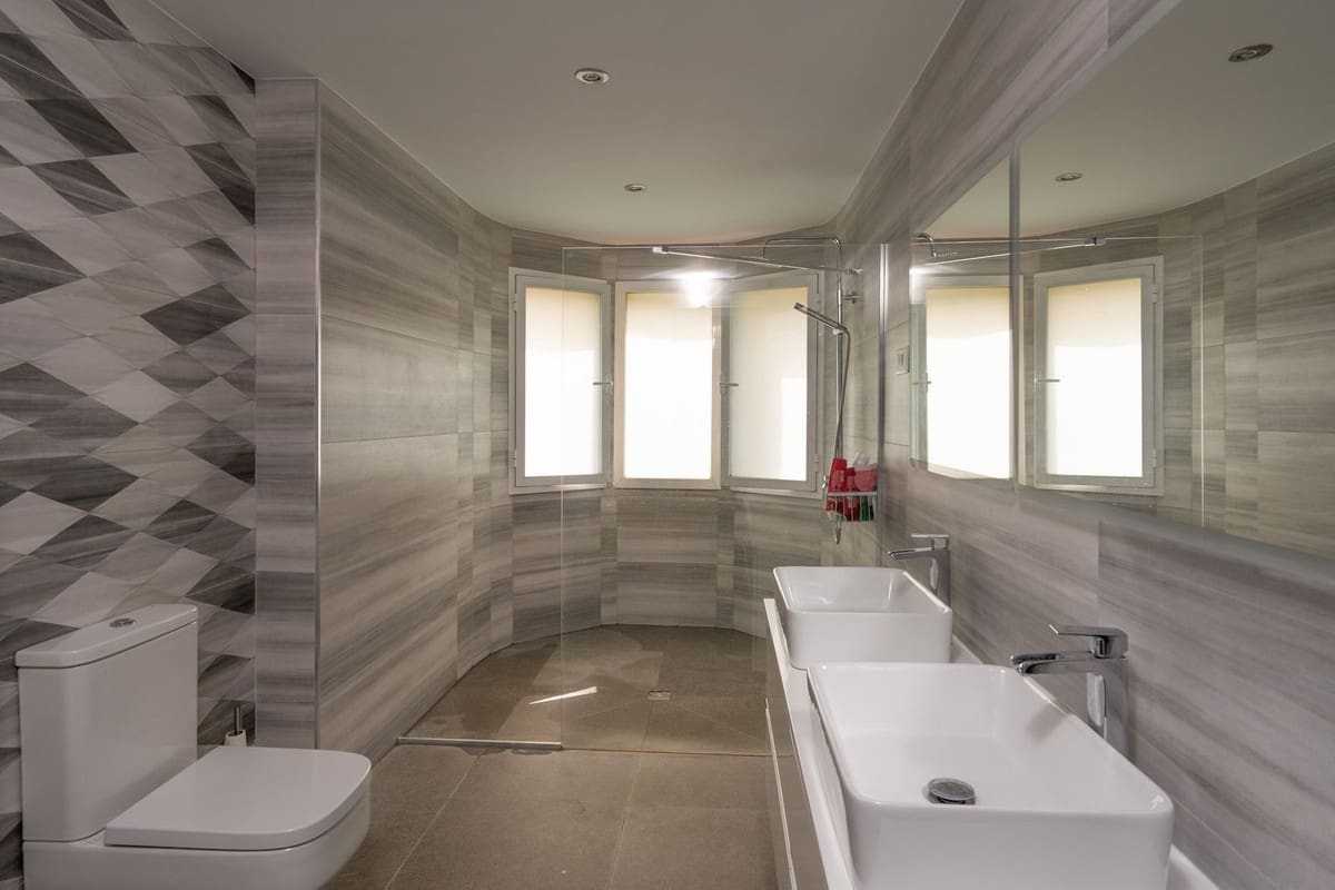 4 bedroom Villa for sale in Benalmadena with pool garage - € 975,000 (Ref: 7743066)