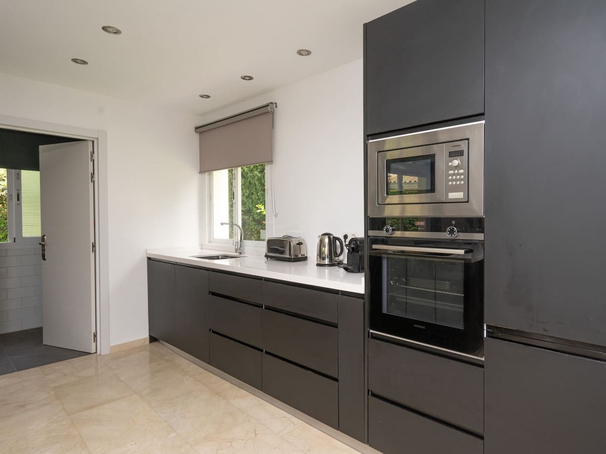 4 bedroom Villa for sale in Benalmadena with pool garage - € 975,000 (Ref: 7743066)