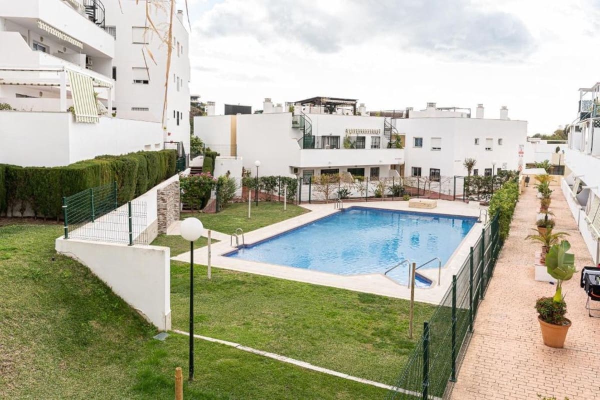 2 bedroom Apartment for sale in Benalmadena with pool - € 320,000 (Ref: 9603396)