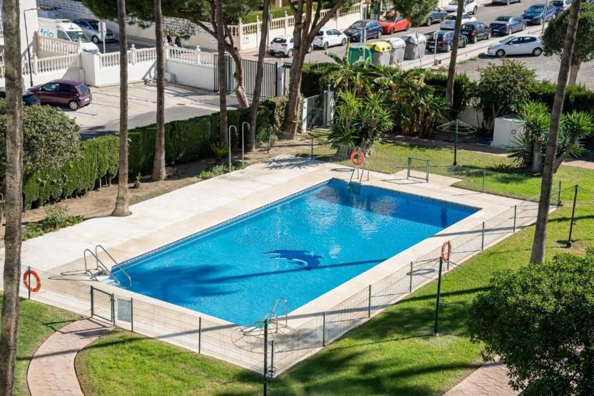2 bedroom Apartment for sale in Benalmadena with pool - € 415,000 (Ref: 9603397)