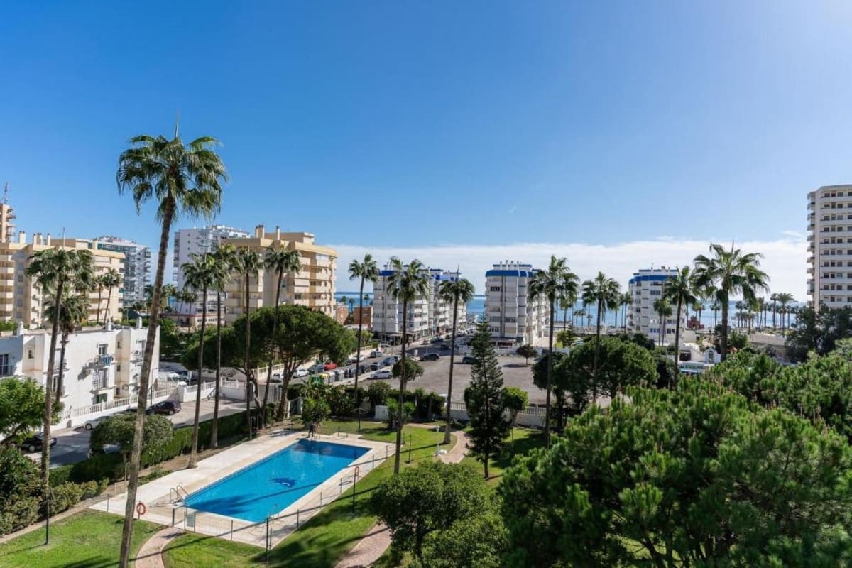 2 bedroom Apartment for sale in Benalmadena with pool - € 415,000 (Ref: 9603397)