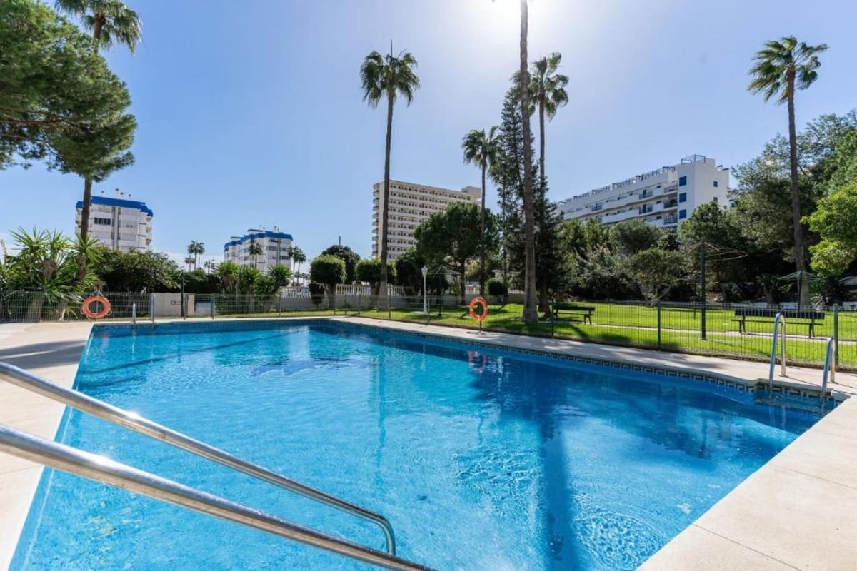2 bedroom Apartment for sale in Benalmadena with pool - € 415,000 (Ref: 9603397)