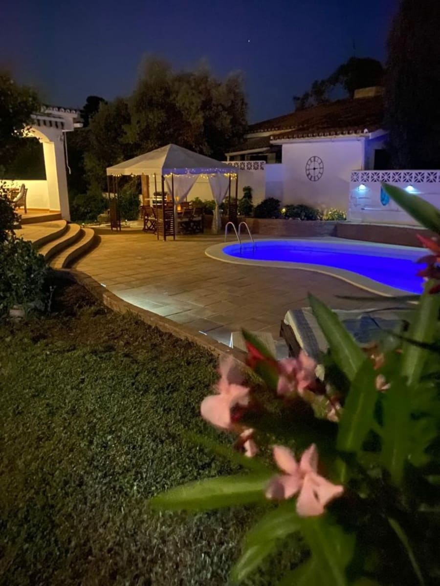 Chalet de 4 habitaciones en Benalmádena en alquiler con piscina - 3.300 € (Ref: 9674786)