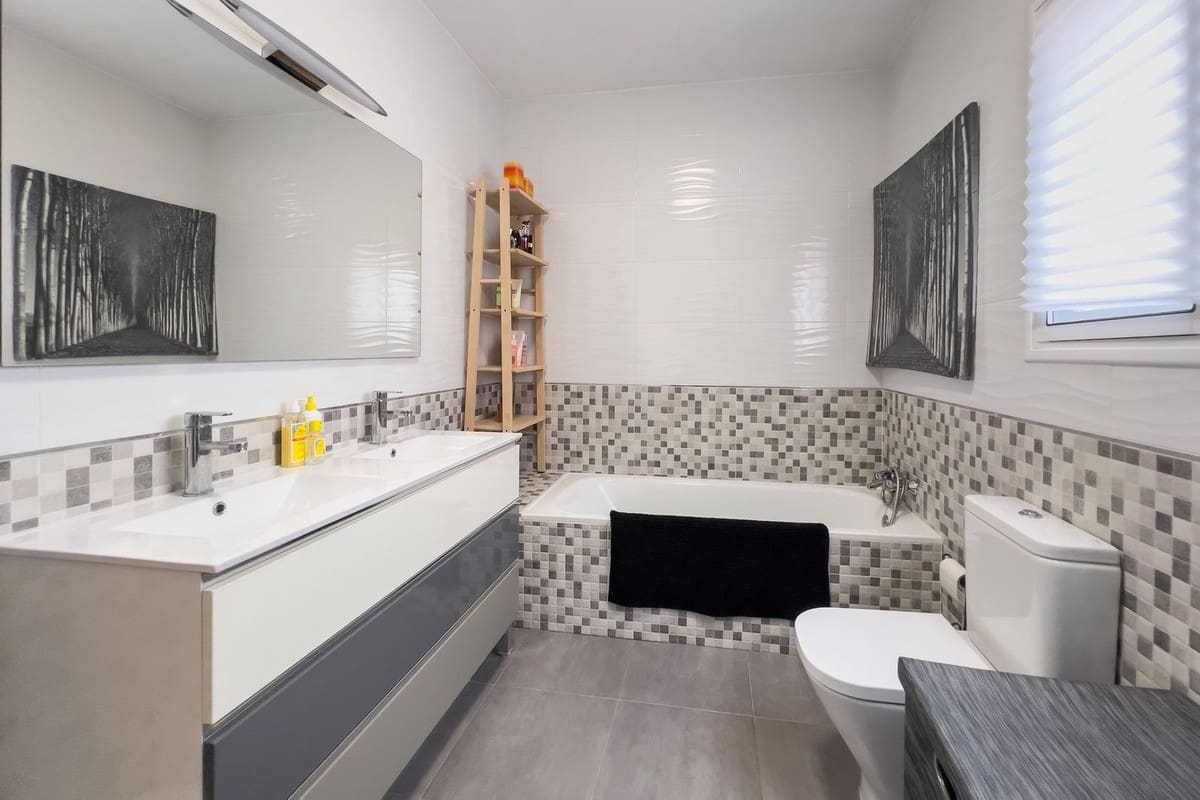 3 sypialnia Dom na sprzedaż w Benalmadena z basenem garażem - 495 000 € (Ref: 9720500)