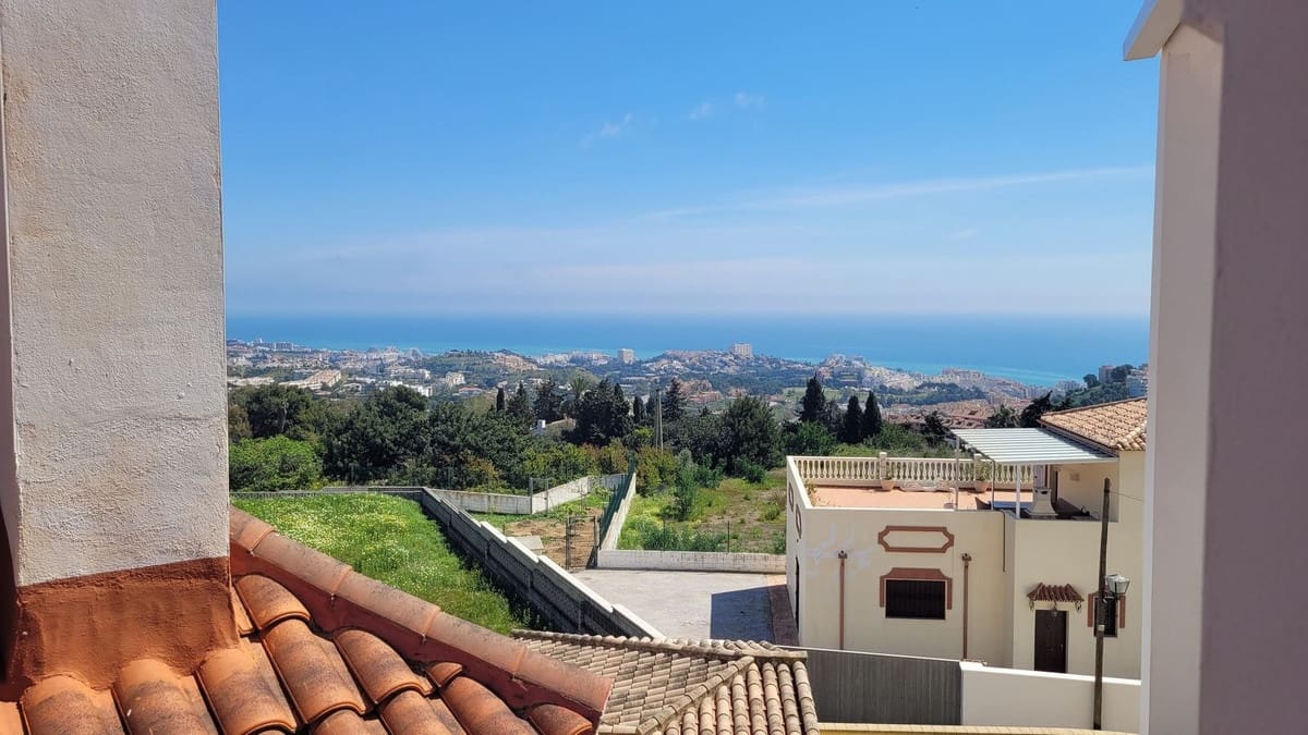 2 bedroom Apartment for rent in Benalmadena - € 1,300 (Ref: 9733644)