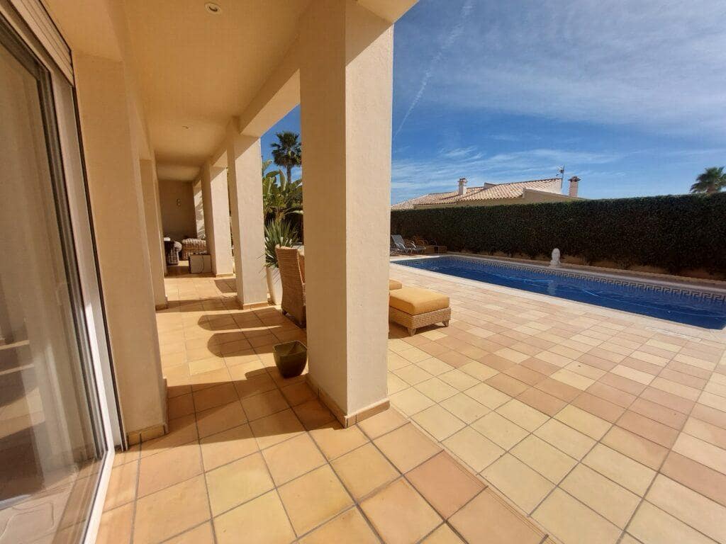 6 makuuhuone Huvila myytävänä paikassa Alfaz del Pi / L'Alfas del Pi mukana uima-altaan 
autotalli - 725 000 € (Ref: 9416204)