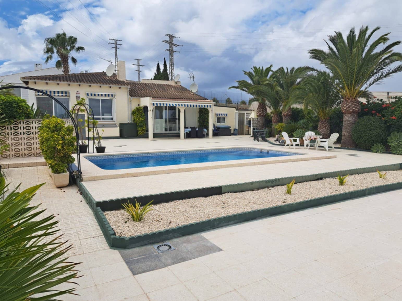 Chalet de 3 habitaciones en La Nucia en venta con piscina garaje - 495.000 € (Ref: 9417937)