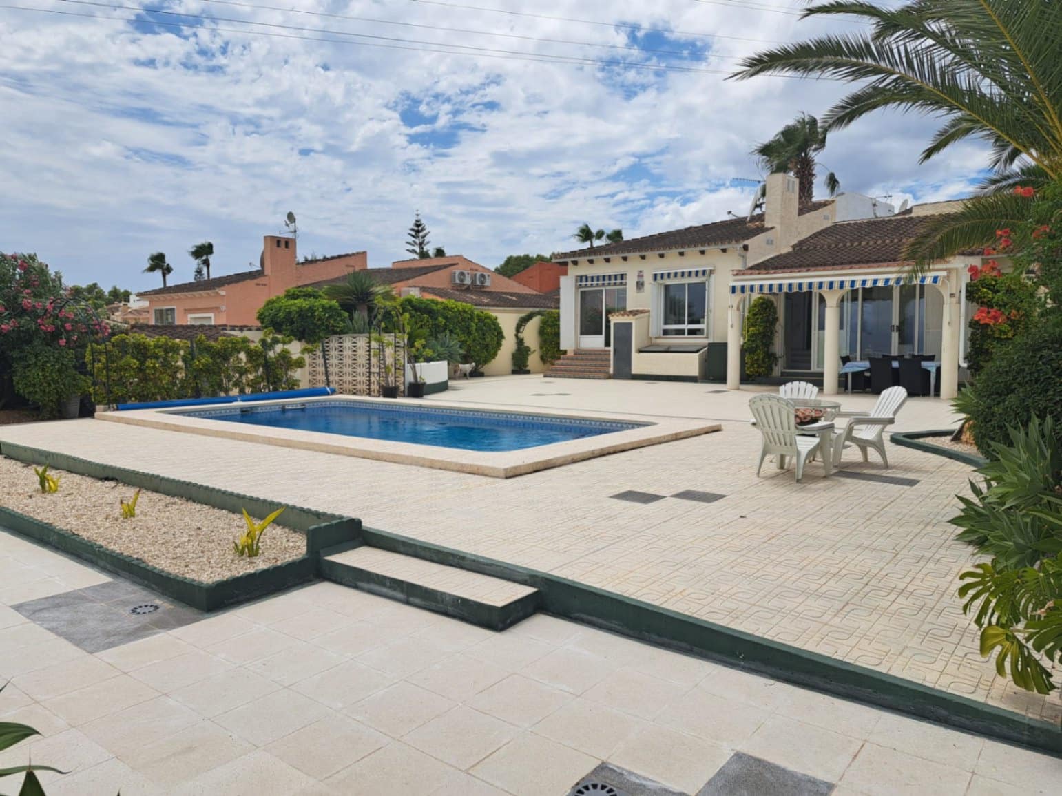 Chalet de 3 habitaciones en La Nucia en venta con piscina garaje - 495.000 € (Ref: 9417937)