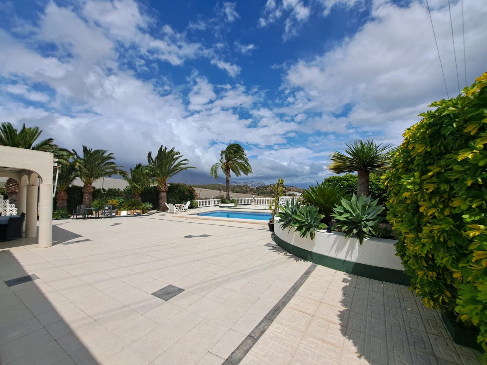 Chalet de 3 habitaciones en La Nucia en venta con piscina garaje - 495.000 € (Ref: 9417937)