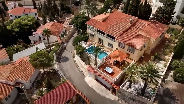 6 Zimmer Villa zu verkaufen in Calpe / Calp mit Pool Garage - 890.000 € (Ref: 9417938)