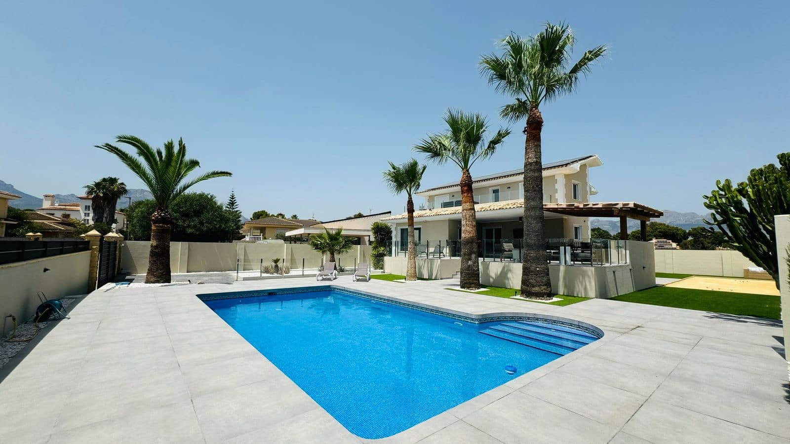 4 Zimmer Villa zu verkaufen in Alfaz del Pi / L'Alfas del Pi mit Pool Garage - 1.195.000 € (Ref: 9417942)