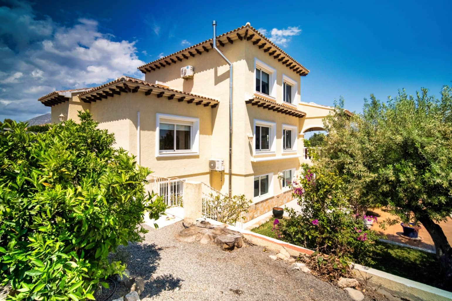 3 bedroom Villa for sale in La Nucia with pool garage - € 870,000 (Ref: 9417952)