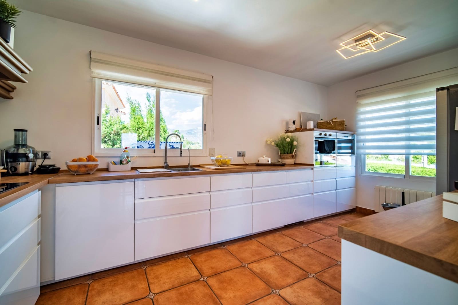 3 bedroom Villa for sale in La Nucia with pool garage - € 870,000 (Ref: 9417952)