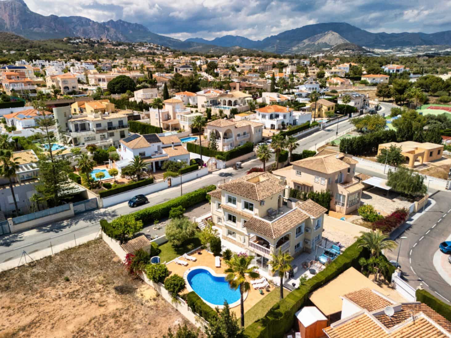 3 bedroom Villa for sale in La Nucia with pool garage - € 870,000 (Ref: 9417952)