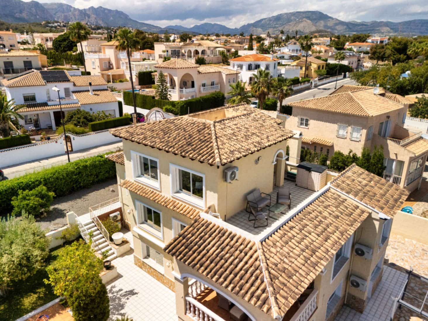 3 bedroom Villa for sale in La Nucia with pool garage - € 870,000 (Ref: 9417952)