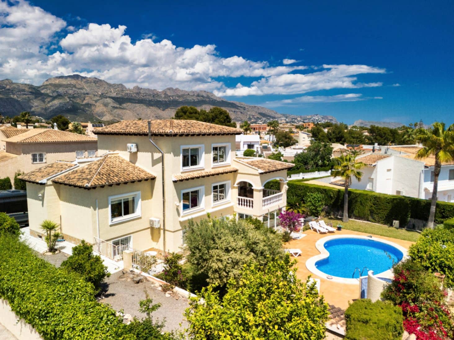 3 bedroom Villa for sale in La Nucia with pool garage - € 870,000 (Ref: 9417952)