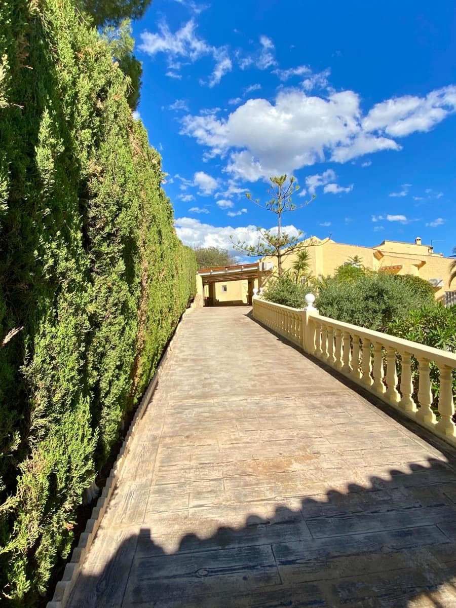 4 Zimmer Villa zu verkaufen in La Nucia mit Pool Garage - 655.000 € (Ref: 9417953)